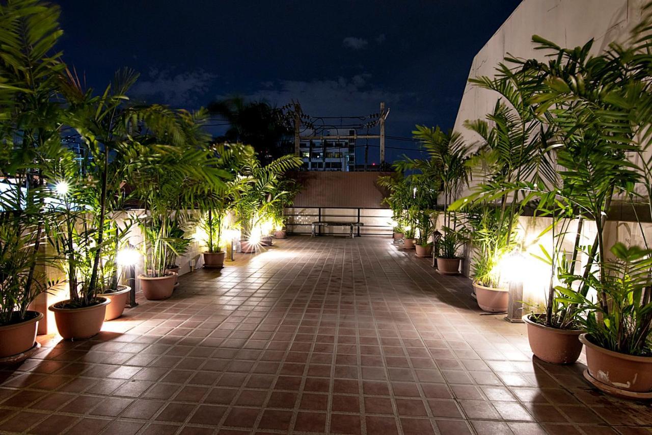 J&Y Hotel Latphrao 35 Banguecoque Exterior foto